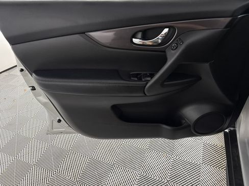 Used 2019 Nissan Rogue S w/ Special Edition Package FWD image 10