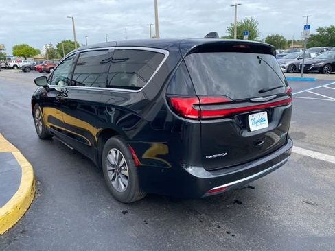 Used 2023 Chrysler Pacifica Touring-L image 7