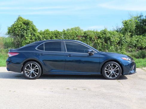 Used 2018 Toyota Camry SE w/ Moonroof Package FWD image 2
