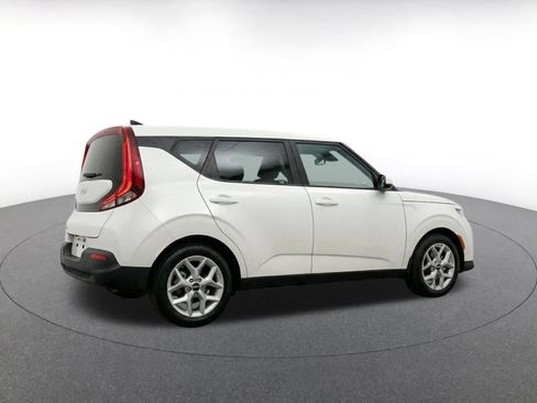 Used 2025 Kia Soul LX w/ LX Technology Package FWD image 9