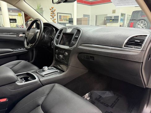 Used 2020 Chrysler 300 Touring w/ Sport Appearance Package AWD/4WD image 19