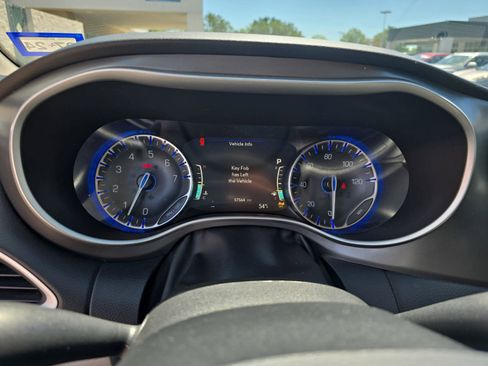 Used 2022 Chrysler Pacifica Touring-L FWD image 21