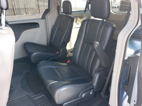 Used 2013 Chrysler Town & Country Touring image 7