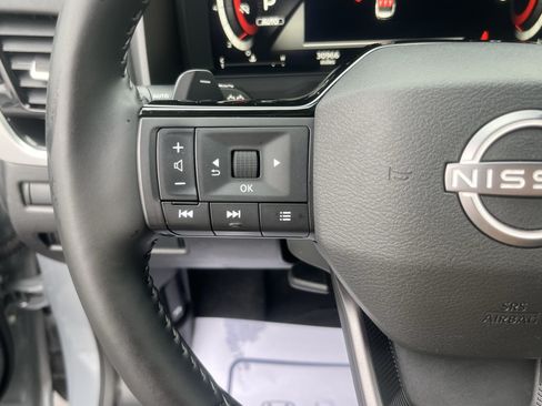 Used 2025 Nissan Rogue SL AWD/4WD image 17
