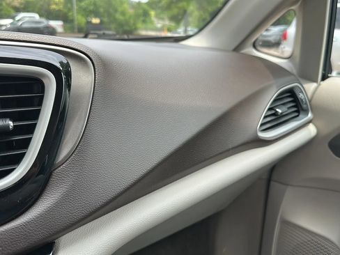 Used 2017 Chrysler Pacifica Touring-L FWD image 41
