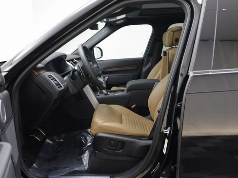 Used 2025 Land Rover Discovery Dynamic SE image 5