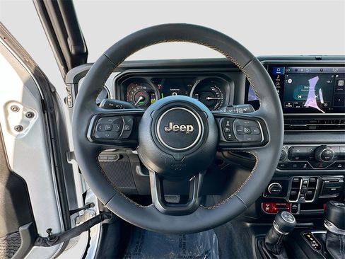 Used 2024 Jeep Wrangler Unlimited image 11