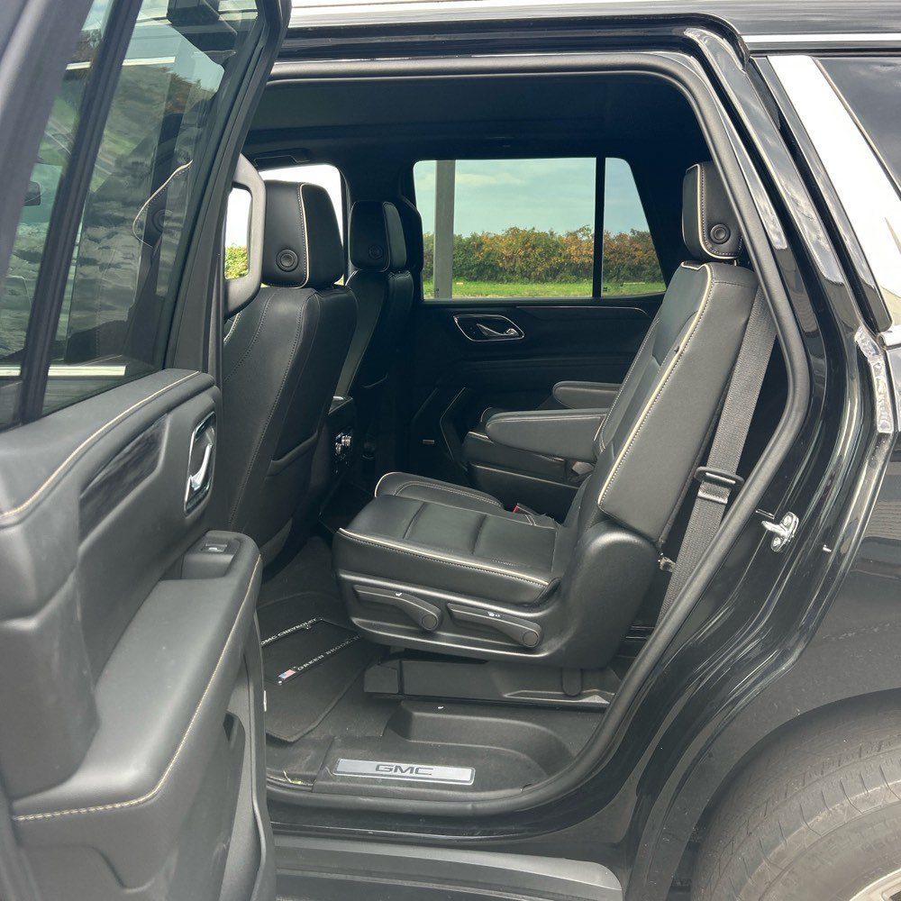 Used 2023 GMC Yukon SLT w/ SLT Luxury Package AWD/4WD image 7