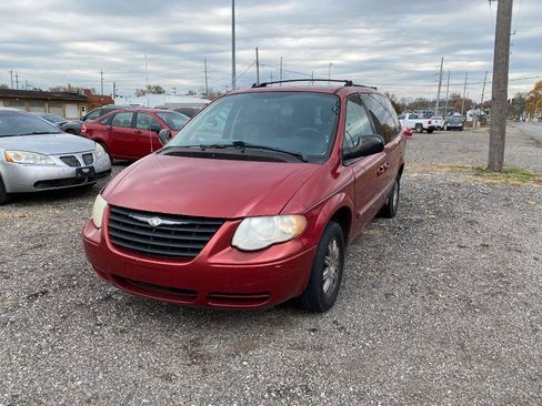 Used 2007 Chrysler Town & Country Touring image 2