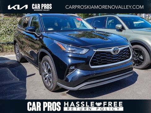 Used 2024 Toyota Highlander XLE FWD image 1