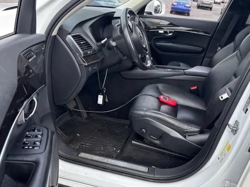 Used 2019 Volvo XC90 T5 Momentum w/ Multimedia Package AWD/4WD image 3