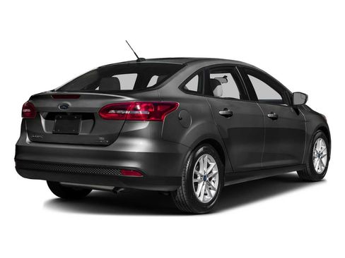 Used 2016 Ford Focus SE image 2