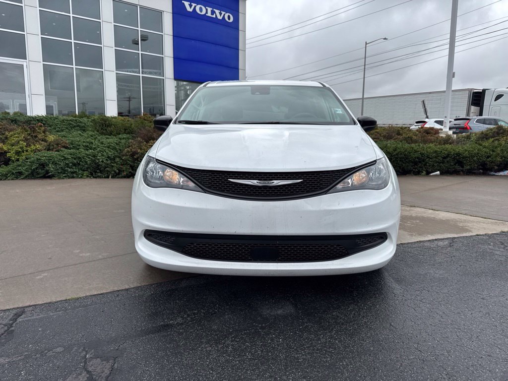 Used 2024 Chrysler Voyager LX FWD image 2