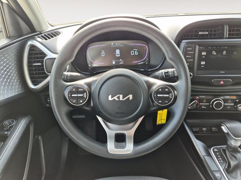 Used 2025 Kia Soul LX w/ LX Technology Package FWD image 13
