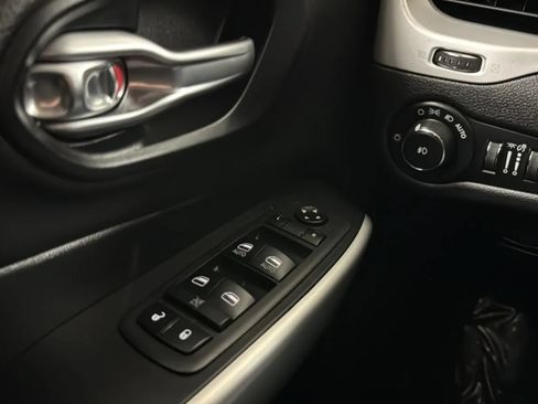 Used 2018 Jeep Cherokee Latitude Plus FWD image 16