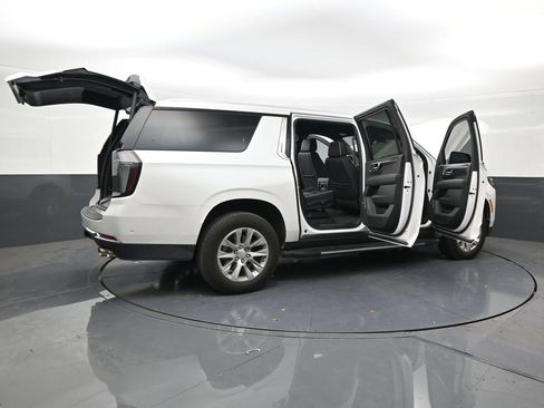 Used 2025 Chevrolet Suburban Premier RWD image 27