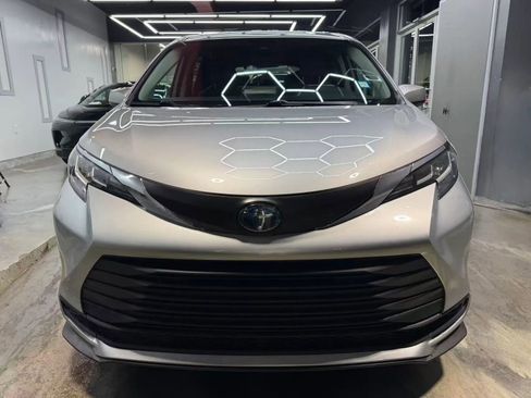 Used 2021 Toyota Sienna LE image 1