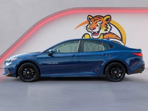 Used 2025 Toyota Camry SE image 8