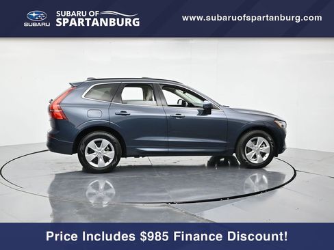 Used 2022 Volvo XC60 B5 Momentum image 2
