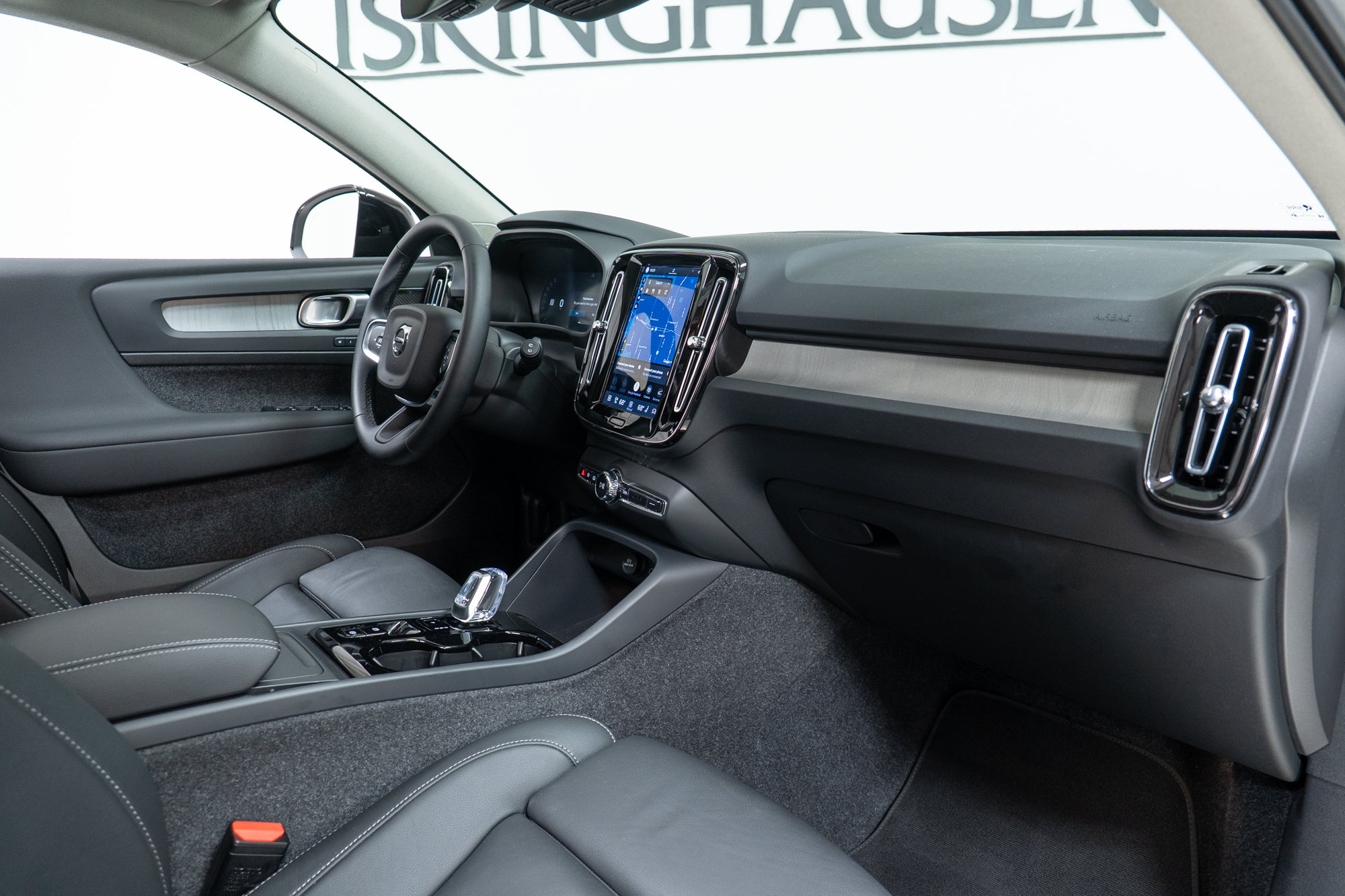 Certified 2025 Volvo XC40 B5 Plus AWD/4WD image 21