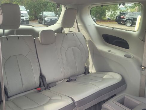 Used 2017 Chrysler Pacifica Touring-L Plus image 32