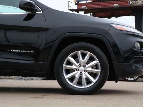 Used 2017 Jeep Cherokee Limited AWD/4WD image 7