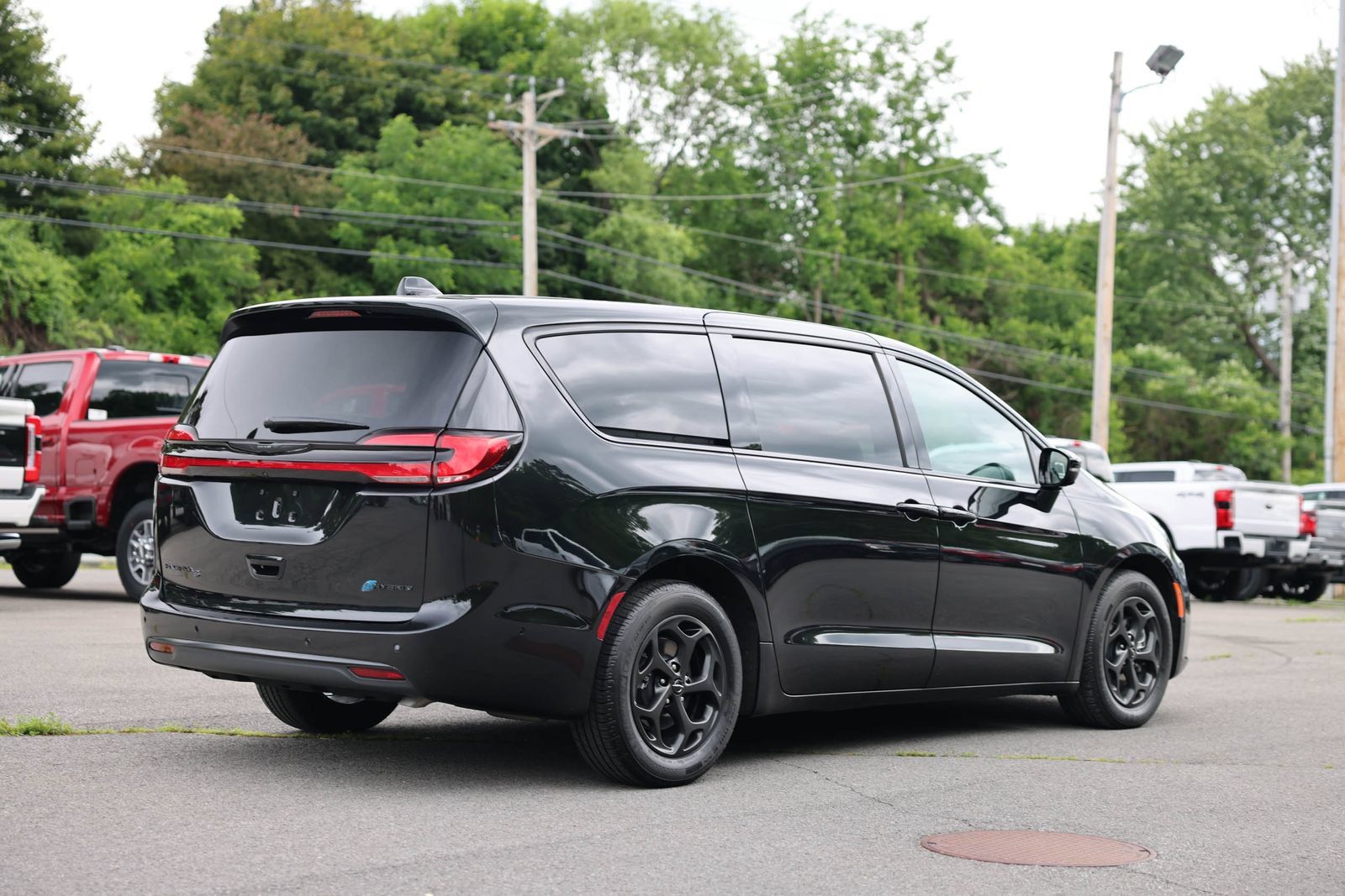 Used 2024 Chrysler Pacifica Limited FWD image 5
