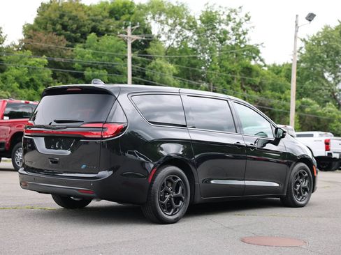 Used 2024 Chrysler Pacifica Limited FWD image 5