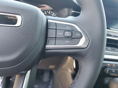 Used 2025 Jeep Compass Latitude AWD/4WD image 25
