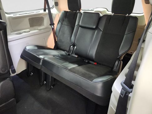 Used 2014 Chrysler Town & Country Touring-L FWD image 14