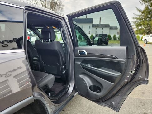 Used 2018 Jeep Grand Cherokee Laredo image 36