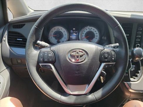 Used 2019 Toyota Sienna SE image 17