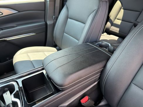 Used 2026 Chevrolet Traverse LT FWD image 32