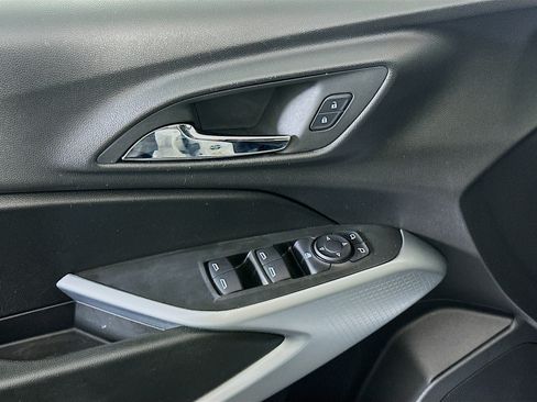 Used 2025 Chevrolet Trax LS FWD image 15