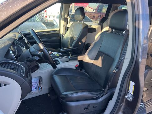 Used 2019 Dodge Grand Caravan SXT w/ Driver Convenience Group image 9