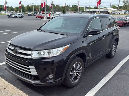 Used 2019 Toyota Highlander XLE image 2