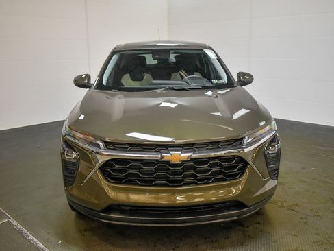 Used 2024 Chevrolet Trax LS w/ LS Convenience Package image 2