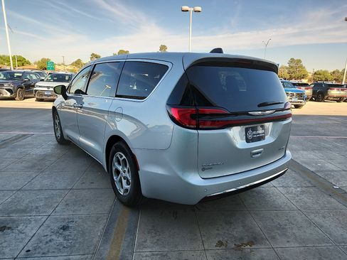 Used 2024 Chrysler Pacifica Limited FWD image 5