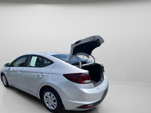Used 2019 Hyundai Elantra SE w/ Winter Weather Package FWD image 2
