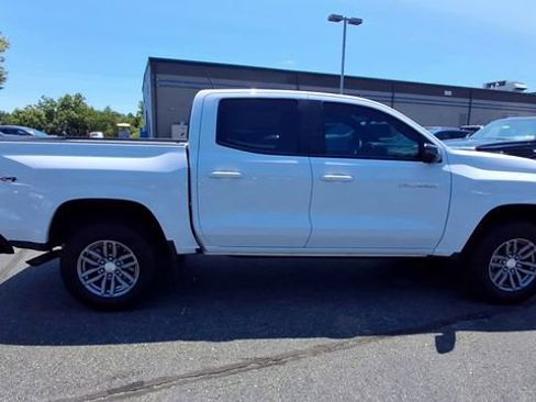 Used 2023 Chevrolet Colorado LT w/ LT Convenience Package II AWD/4WD image 9