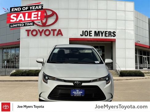 Used 2025 Toyota Corolla LE image 3