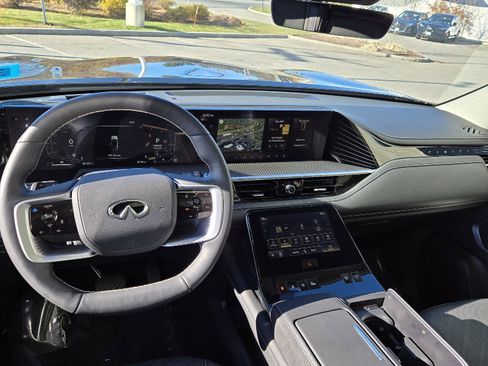 Certified 2025 INFINITI QX80 Luxe image 9