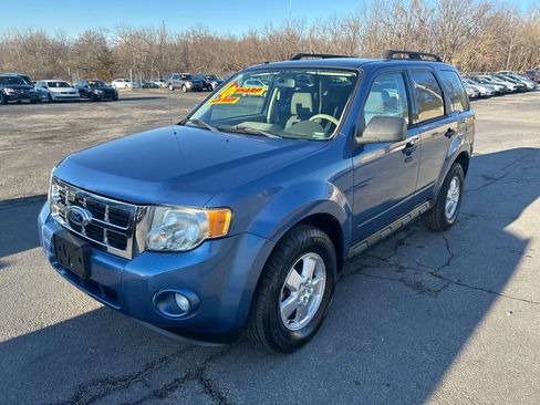 Used 2010 Ford Escape XLT image 2