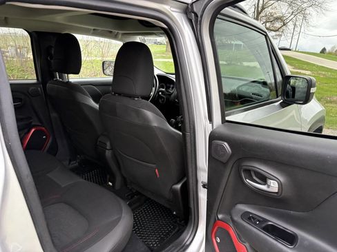 Used 2017 Jeep Renegade Trailhawk AWD/4WD image 31