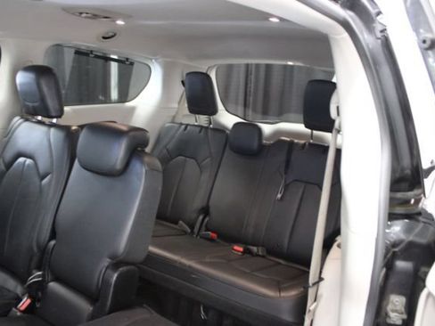 Used 2019 Chrysler Pacifica Touring-L FWD image 26