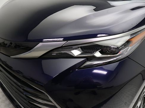 Certified 2025 Toyota Sienna Platinum image 3