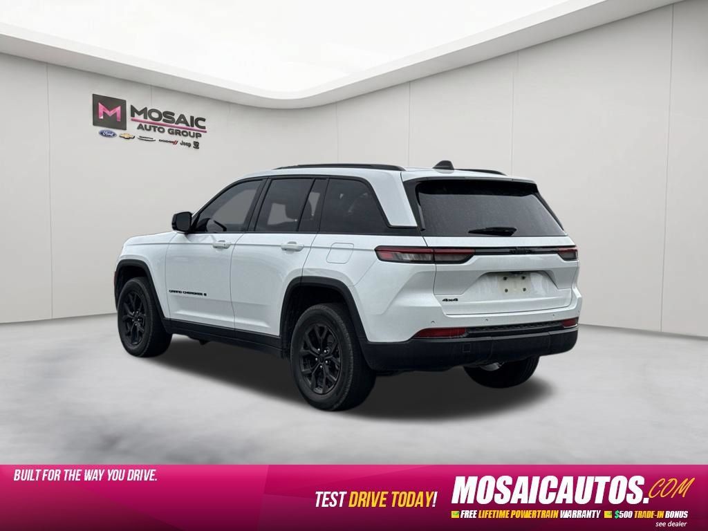 Used 2024 Jeep Grand Cherokee Altitude AWD/4WD image 5