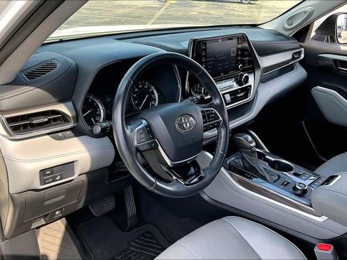 Used 2021 Toyota Highlander Limited image 17