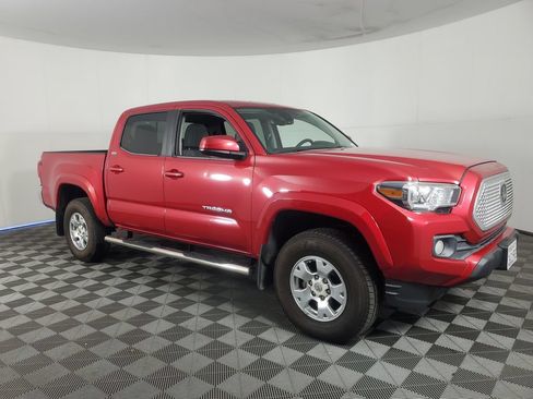 Used 2018 Toyota Tacoma SR5 RWD image 2