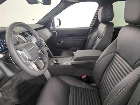 Used 2025 Land Rover Discovery S image 3